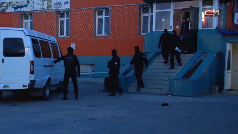 Массовое задержание. ОМОН и полиция нагрянули в одно из сургутских кафе