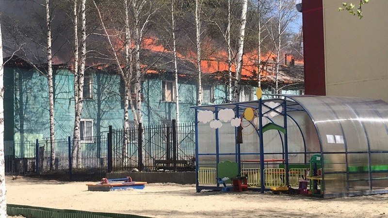 Из горящего дома в Нефтеюганске пожарные спасли 17 человек