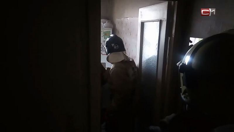 Пожар в сургутском трехлистнике: мужчину от неминуемой гибели спасли соседи