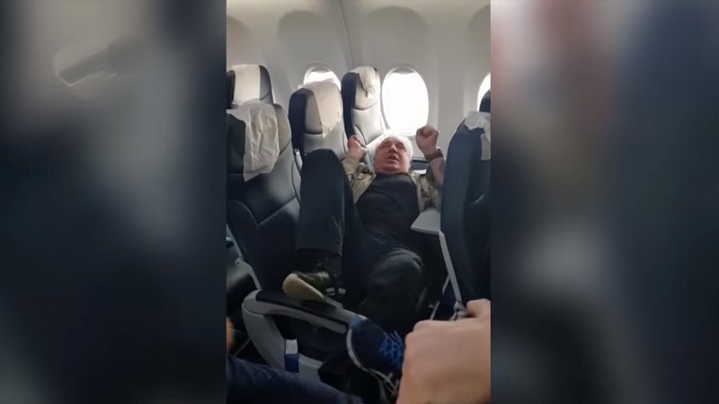 Уралец заплатит 30 тысяч рублей штрафа за пьяный дебош в самолете