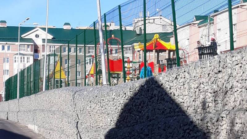  После обрушения укрепстены детской площадки в столице Югры проведут проверки