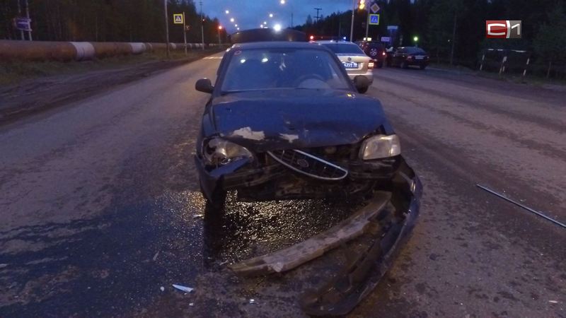 Неожиданный маневр. В Сургуте водитель «Ниссана» спровоцировал аварию посреди дороги