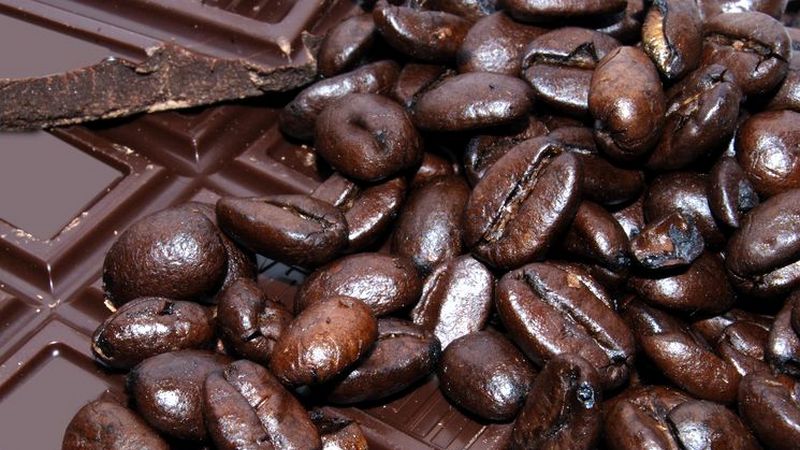 Пять лет тюрьмы «светит» двум сургутянам за кофе и шоколадки