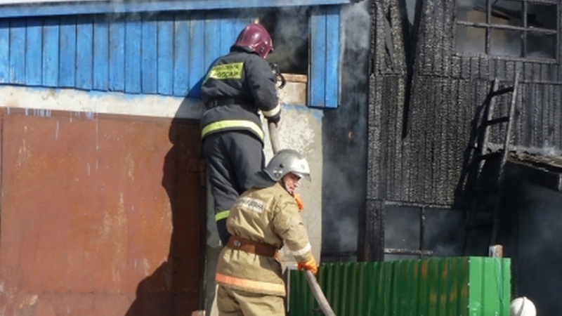 Успели вовремя. Югорские спасатели вынесли из окутанного дымом жилого дома женщину