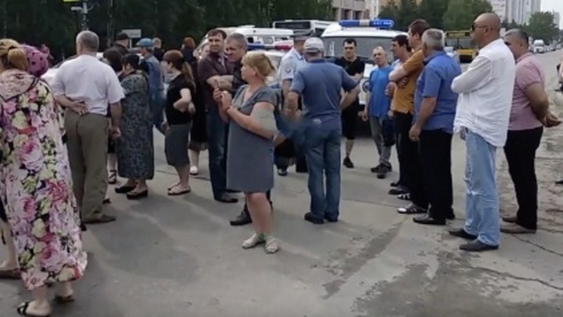 «Балаган» посреди дороги: в Нижневартовске вспыхнул спонтанный митинг