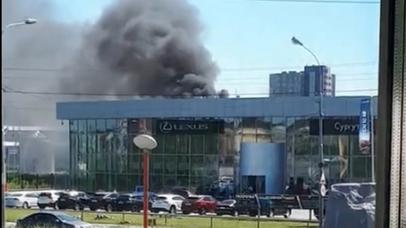 «Лексус» горит: пожар в крупном автосалоне Сургута