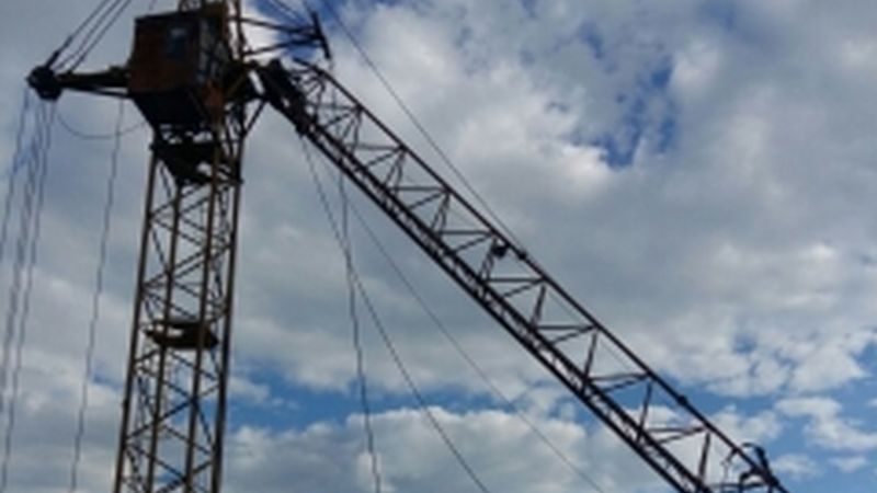 В Нефтеюганске расследуют обстоятельства падения стрелы башенного крана на рабочего