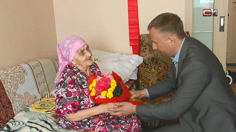 Сургутянку со 100-летним юбилеем поздравили президент России, губернатор Югры и городские власти
