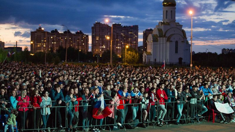Поболеть в фан-зону перед театром СурГУ  пришли больше 3 тысяч сургутян