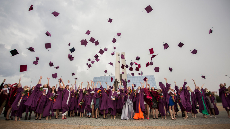 Выпускники СурГУ получили более 90 красных дипломов 