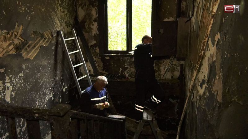 В Сургуте люди прыгали из окон горящей двухэтажки: огонь лишил жилья больше 20 человек