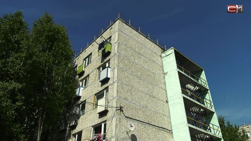 Выпавшая из окна многоэтажки в Сургуте девочка находится в реанимации