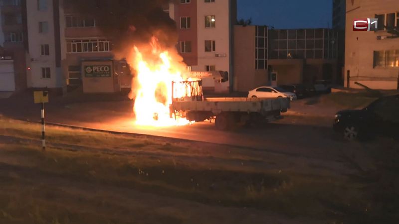  Сгоревший ночью в Сургуте эвакуатор могли поджечь умышленно