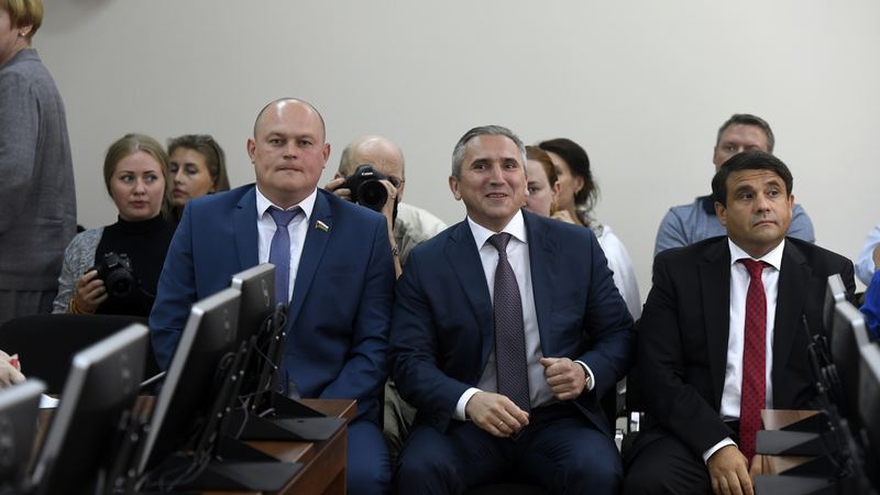 Четыре кандидата в губернаторы Тюменской области получили удостоверения о регистрации
