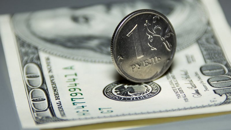 Волнения на валютном рынке. Курс рубля упал до уровня 2016 года