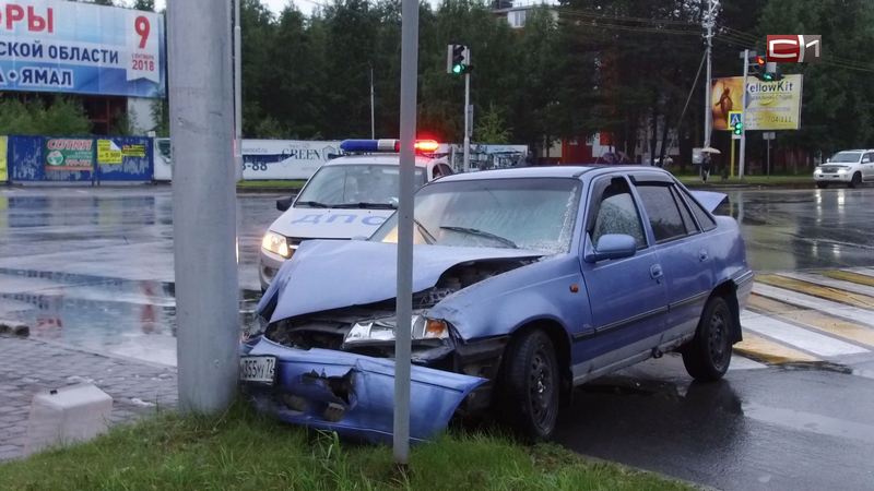 Мокрая дорога в Сургуте «организовала» встречу пьяному водителю с фонарем