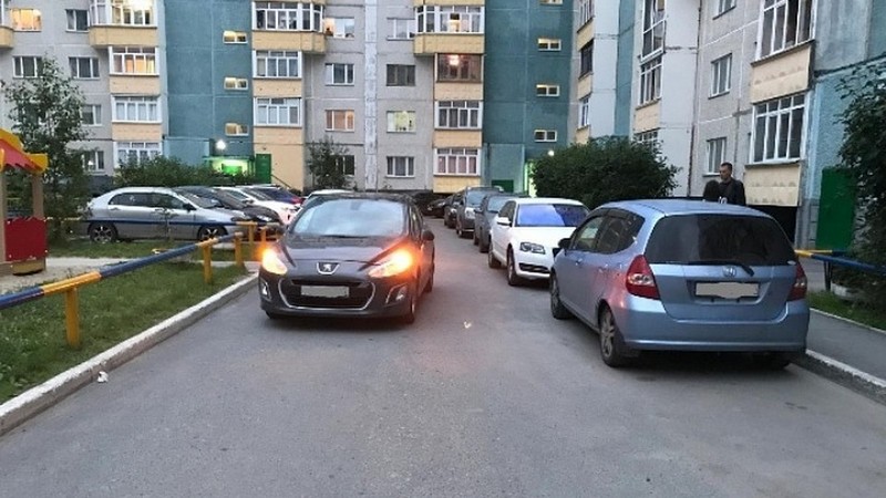 В Сургуте автоледи за рулем «Пежо» сбила подростка прямо во дворе