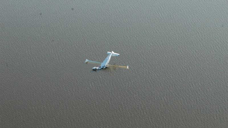 Полетел за грибами и чуть не утонул: в Тюменской области в озеро упал самолёт. ФОТО