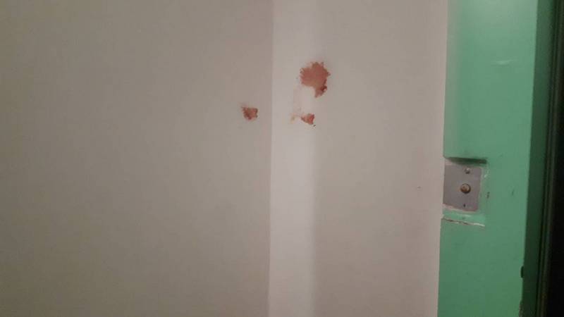Двое мужчин в Сургуте разгромили съемную квартиру и швырялись техникой из окна. ВИДЕО