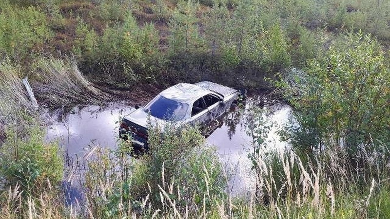 В Сургутском районе «Тойота Марк 2» улетела в кювет