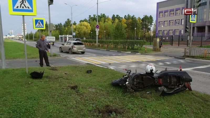 Не заметил, выезжая со двора. В Сургуте водитель «Опеля» сбил мотоциклиста