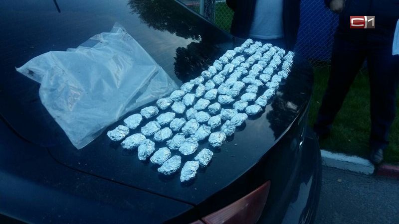 На АЗС в Сургутском районе в машине обнаружено 100 свертков наркотиков