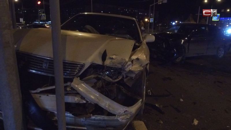 ДТП в Сургуте на Мира: с места аварии одного из водителей увезли на скорой
