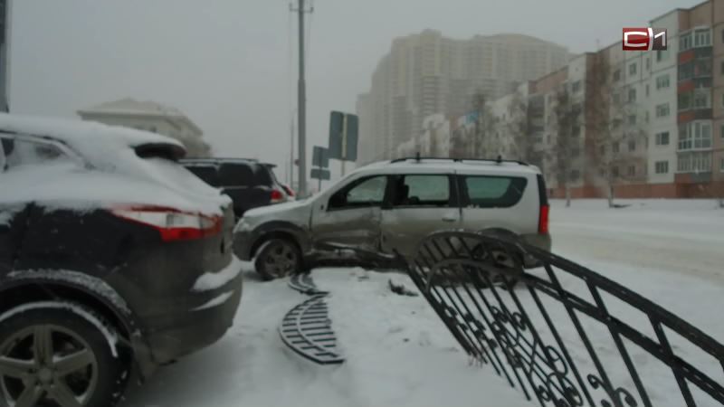 4 поврежденных авто и один пострадавший — итог разворота на перекрестке в Сургуте