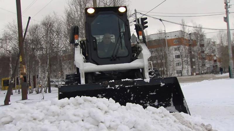 Обильный снегопад в Сургуте добавил работы автоинспекторам и коммунальщикам