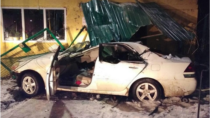Смертельное ДТП в Югре: машина врезалась в здание котельной