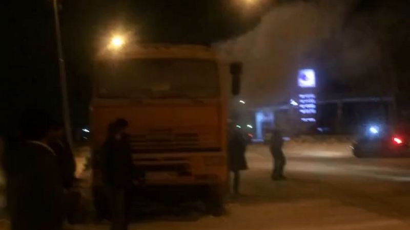 Проблемы с электрооборудованием: в Сургуте посреди дороги загорелся КАМАЗ