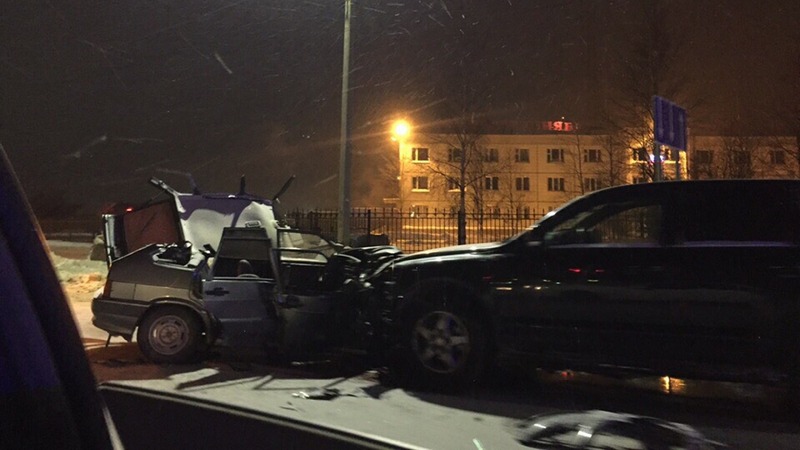 ДТП под окнами ГАИ в Югре: пострадавших из искореженного авто вытаскивали спасатели
