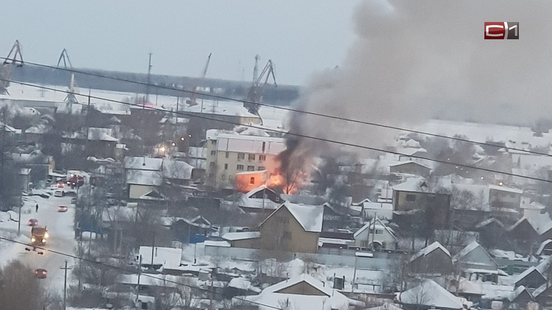 Пожар на Черном мысу. Жилой дом в Сургуте тушили 20 человек