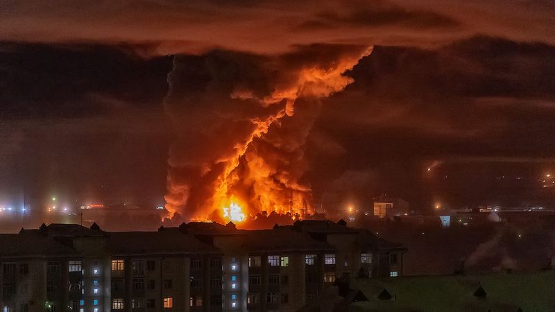 Крупный пожар на мебельном складе в Югре тушили более 50 человек