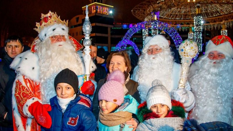 В столицу Югры съехались Деды Морозы и Снегурочки со всей России, и даже из Китая