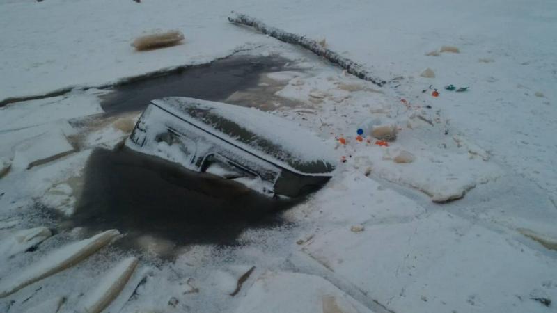 В Югре на ледовой переправе утонул УАЗ вместе с водителем и пассажиром