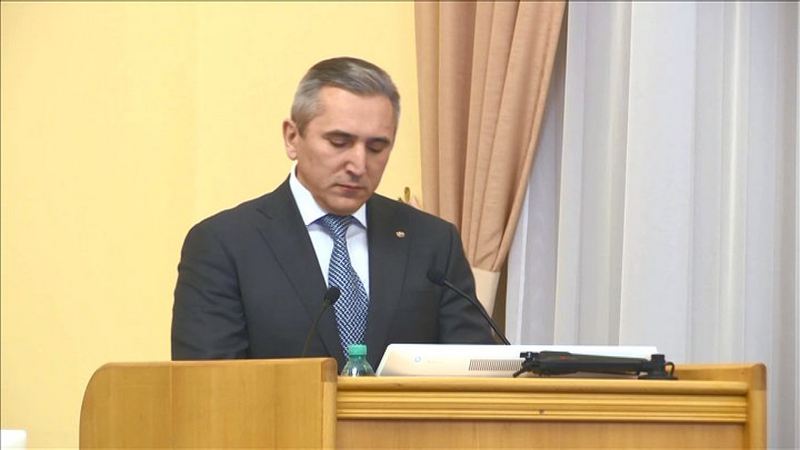 Губернатор Тюменской области поздравил работников правовой сферы с Днем Конституции 