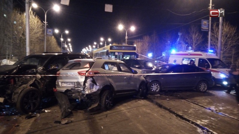 Месиво из машин: в крупном ДТП в Сургуте пострадали пятеро. ФОТО