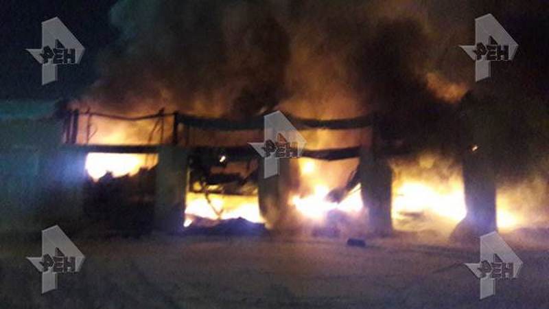 В Сургуте утром вспыхнул крупный пожар на складе, где стояли грузовики