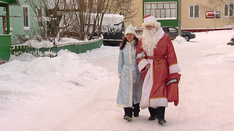 Проверка по-новогоднему. В Сургутском районе полицейские надели костюмы Деда Мороза