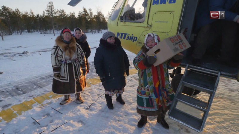 В Белоярском районе Дед Мороз прилетел на стойбища на вертолёте