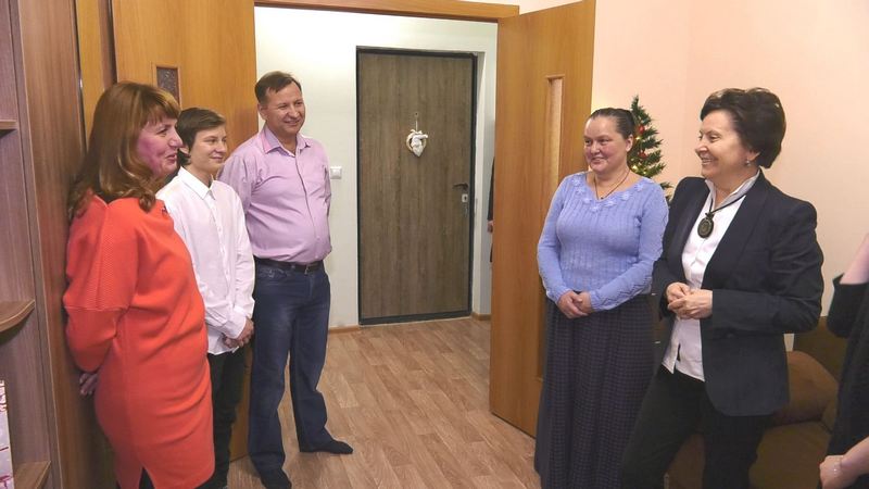 Сургутских детей-сирот с новосельем  поздравила Наталья Комарова