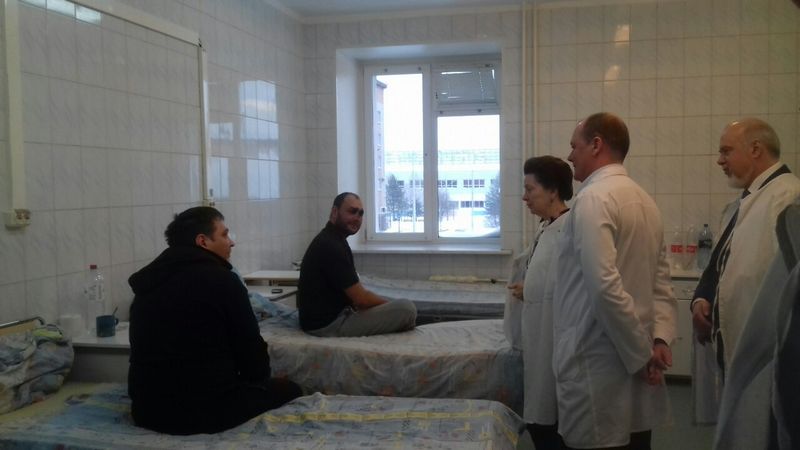  Губернатор Югры навестила в Сургутском травмцентре пострадавших в ДТП вахтовиков