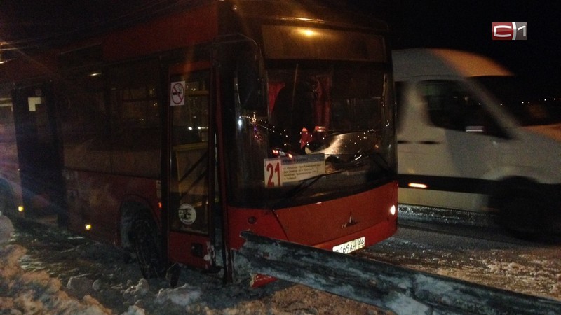 Пассажирский автобус в Сургуте налетел на металлический отбойник. Есть пострадавшие