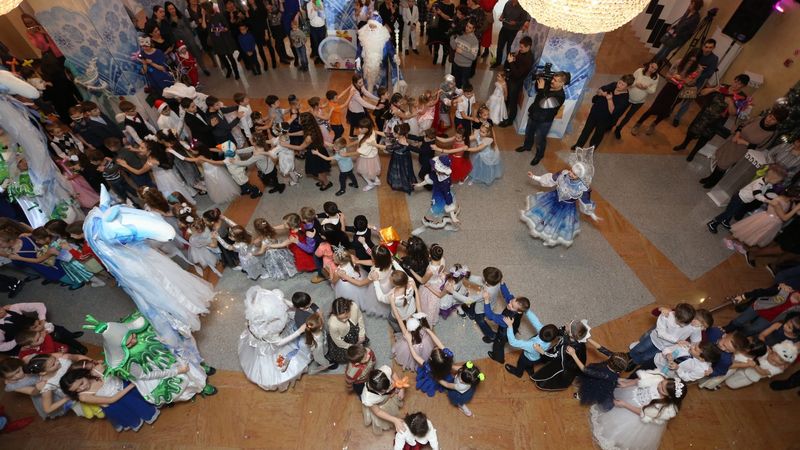 Более 300 юных сургутян посетили «Рождественскую ёлку» главы города