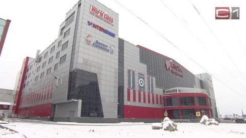 Крупный торговый центр Сургута оцеплен из-за угрозы о заминировании. ВИДЕО
