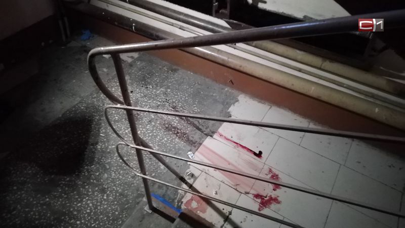 Никто не замечал. В Сургуте убитый мужчина пролежал в подъезде своего дома 8 дней