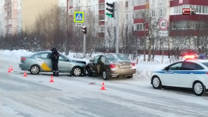 В Сургуте такси «Яндекс» протаранило «Тойоту» - ее водитель в больнице