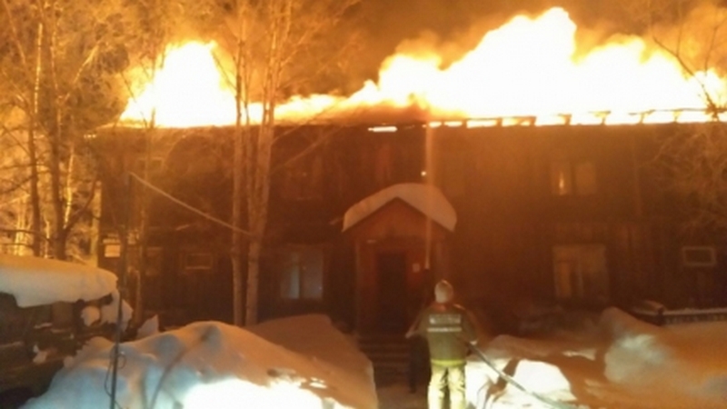 В Югре крупный пожар в двухэтажном доме. Один из пострадавших не выжил