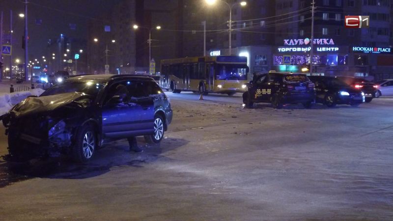 В аварии на сургутском перекрестке пострадали 4 человека